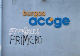 Pintadas en la sede de Burgos Acoge.