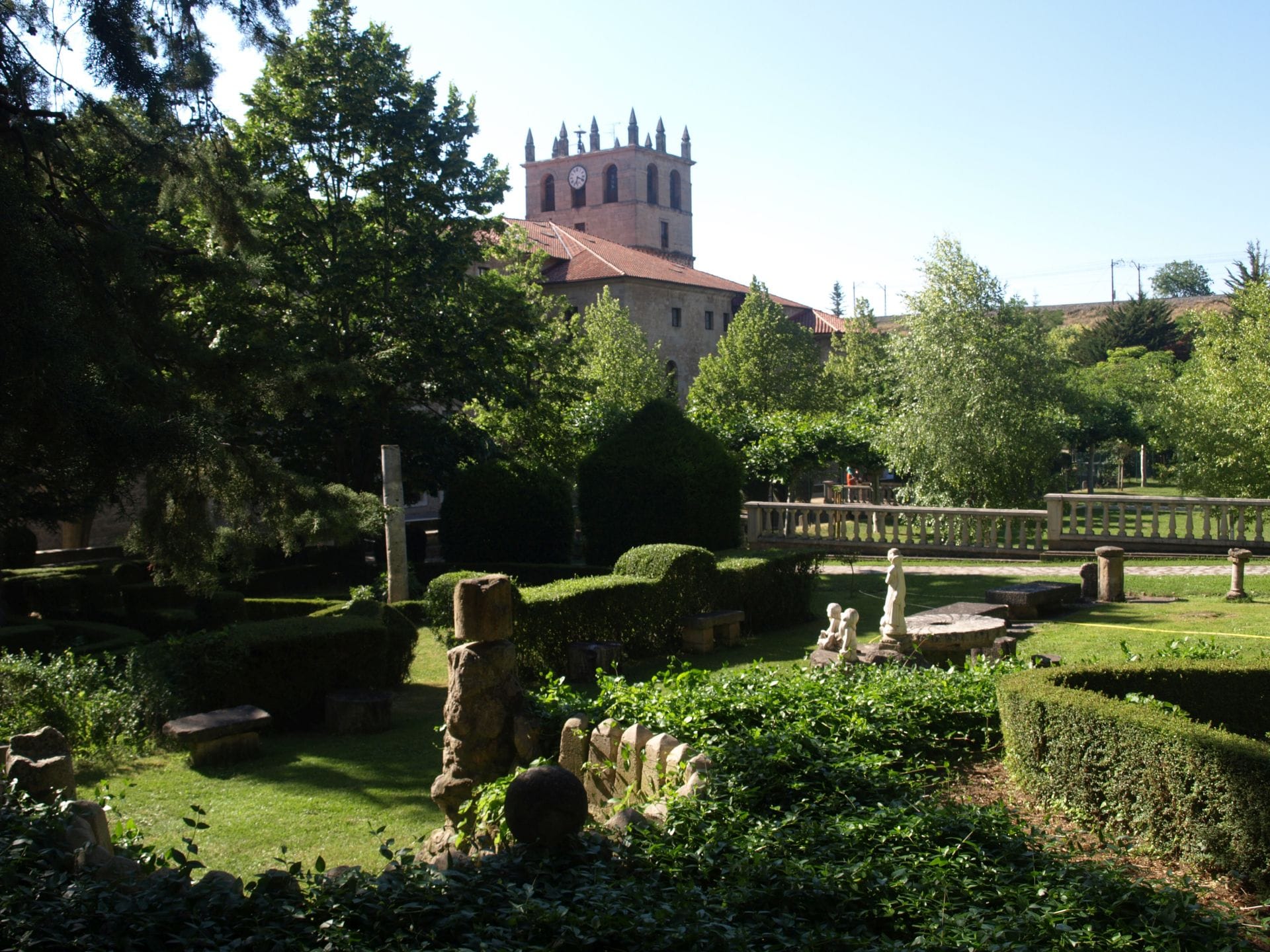 Jardines de Bujedo y la torre fortificada.