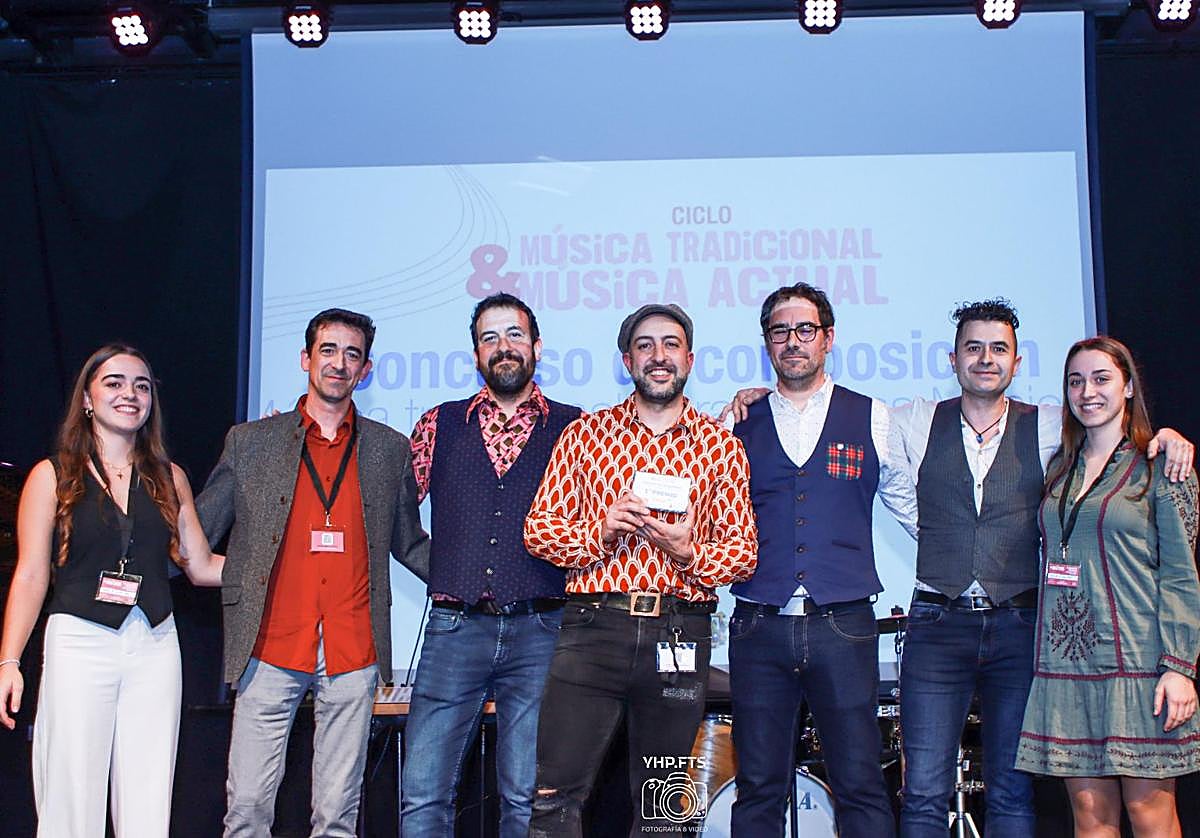 César Redondo, en el centro con el trofeo, ganador del I Concurso Composición FLPR.