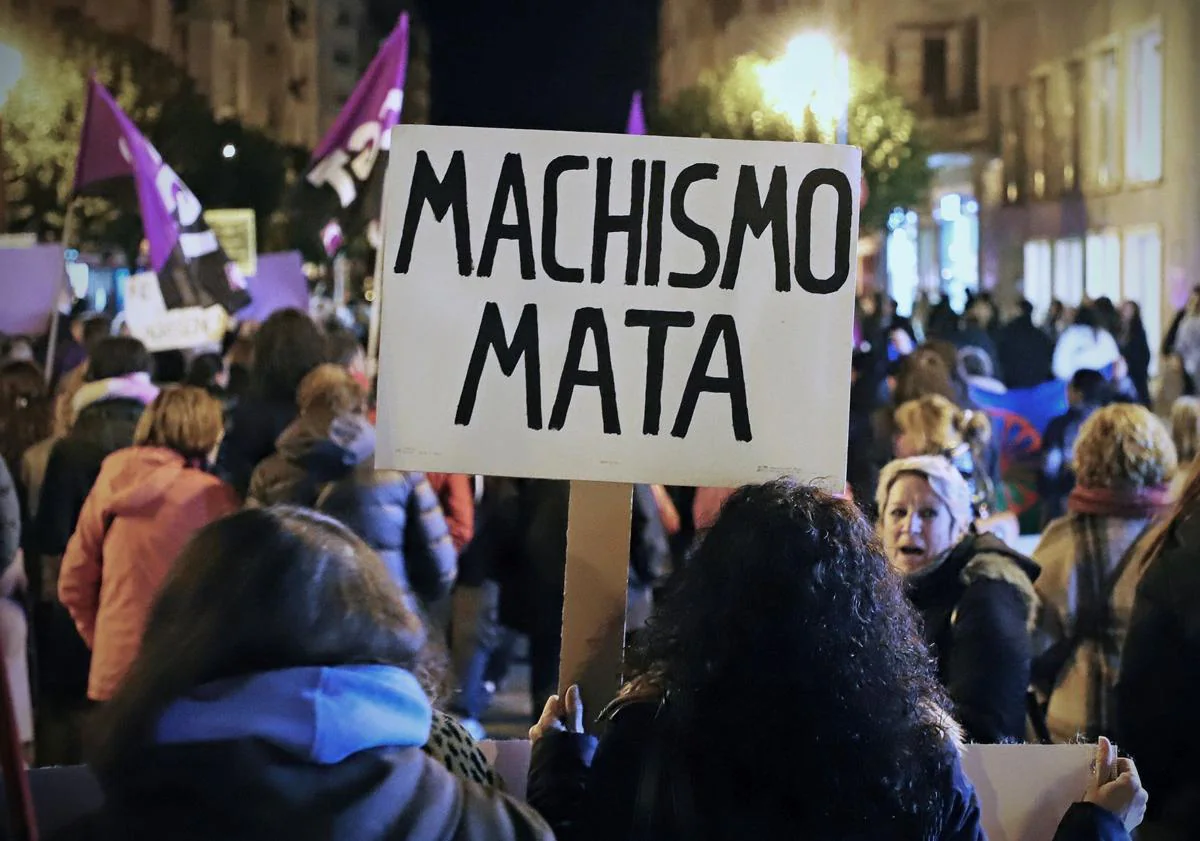 Imagen principal - Carteles contra la violencia machista en la manifestación de Burgos. 