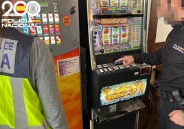 La Policía Nacional de Burgos inspecciona máquinas de juego en un bar.