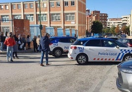 Acceso al colegio María Mediadora controlado por la Policía Local de Burgos.