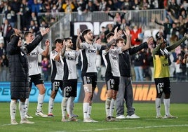 Los jugadores del Burgos CF celebran la última victoria en Liga.