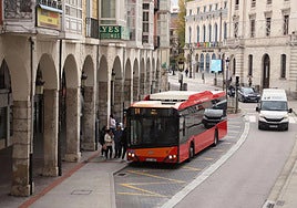 La huelga de bus en Burgos ha sido secundada por el 70% de los trabajadores.