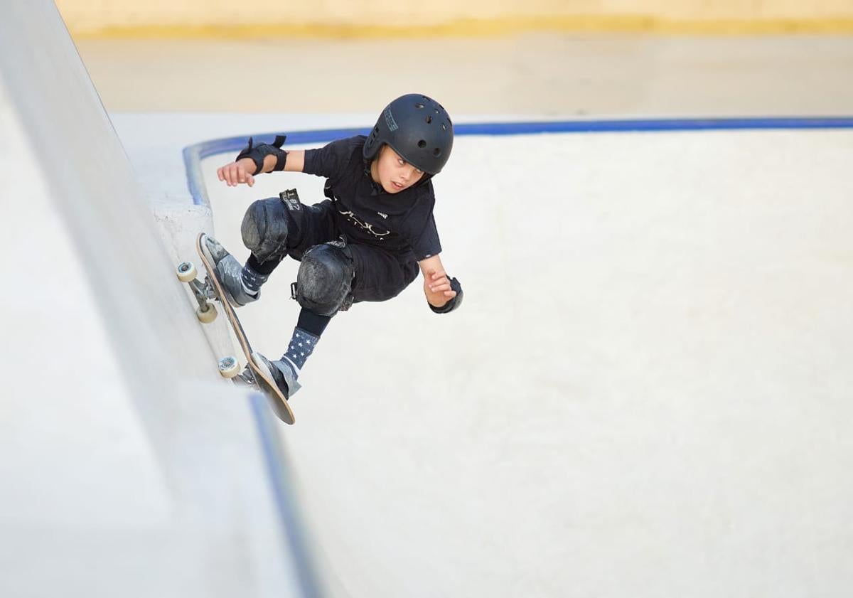 Imagen principal - El burgalés Alan Sardiña en el skatepark de la La Nucía.