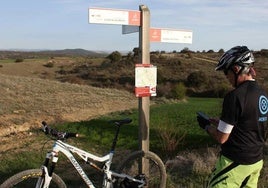 Un ciclista en ruta por la provincia de Burgos.