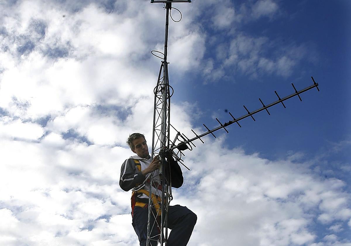 Un técnico prepara la antena para disfrutar de la TDT.
