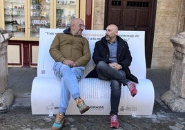 Javier Ajenjo, director de Sonorama, y JUan Manuel Martín, concejal de Seguridad Ciudadana, en el banco de Supersubmarina.