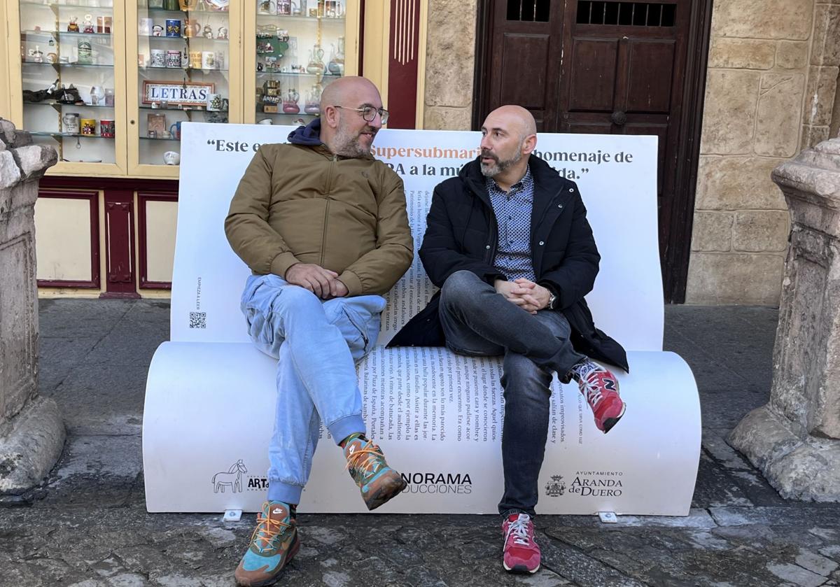 Javier Ajenjo, director de Sonorama, y JUan Manuel Martín, concejal de Seguridad Ciudadana, en el banco de Supersubmarina.