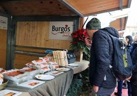 Productor de 'Burgos Alimenta' en el pasado Mercado Navideño de Burgos.