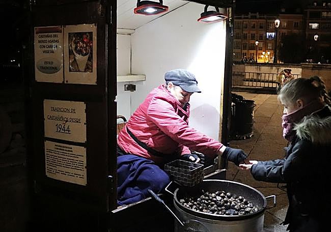 La castañera vendiendo castañas en una fría tarde burgalesa.