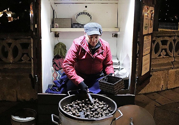 La castañera del paseo del Espolón hereda un oficio de generaciones.