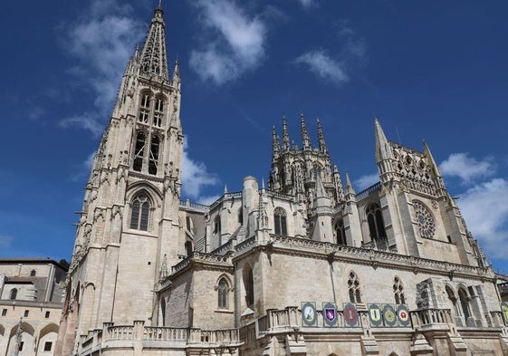 Catedral de Burgos desde la plaza del Rey San Fernando.