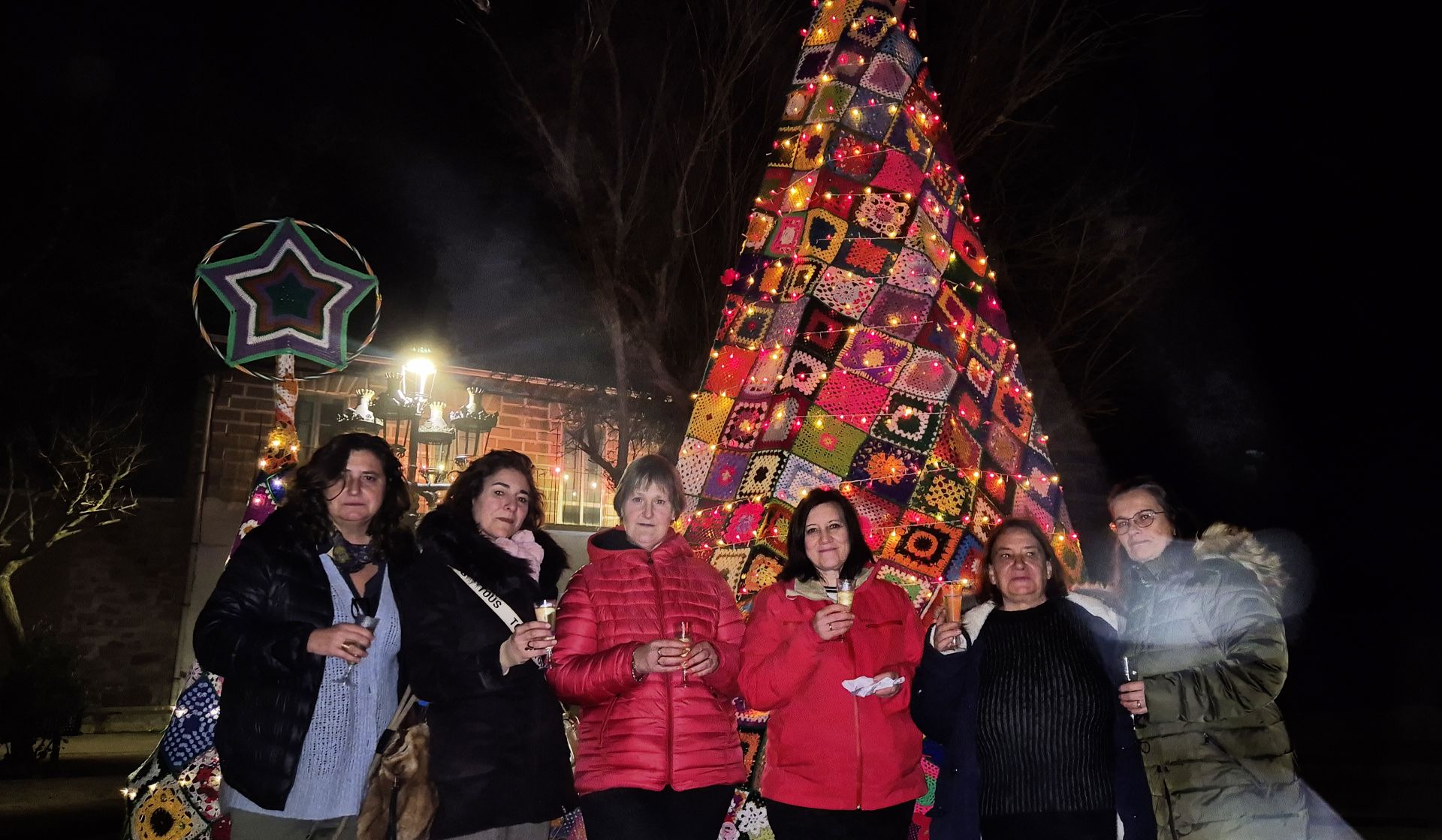 Así ha sido el encendido navideño de un árbol de ganchillo en Burgos