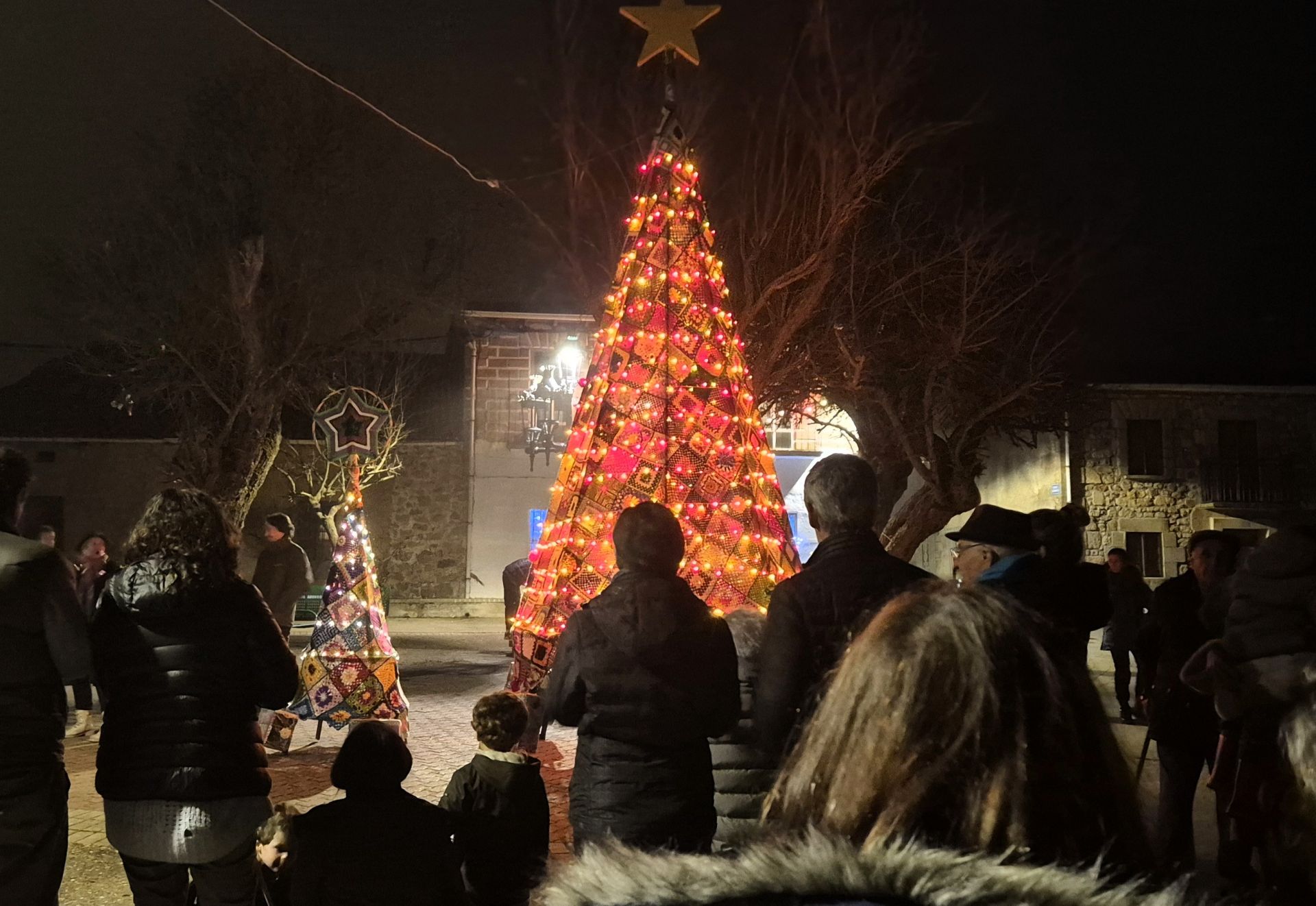 Así ha sido el encendido navideño de un árbol de ganchillo en Burgos