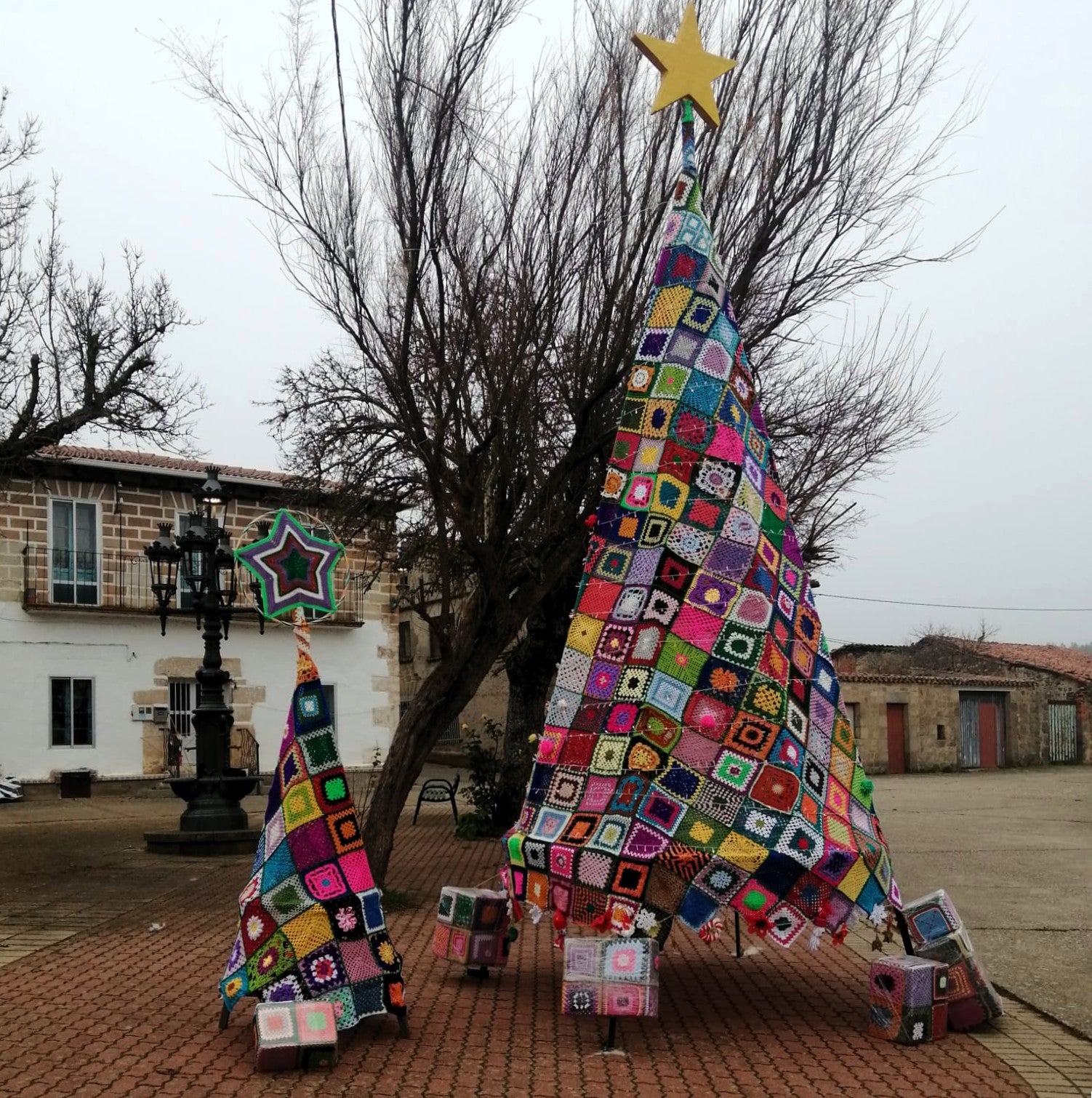 Así ha sido el encendido navideño de un árbol de ganchillo en Burgos