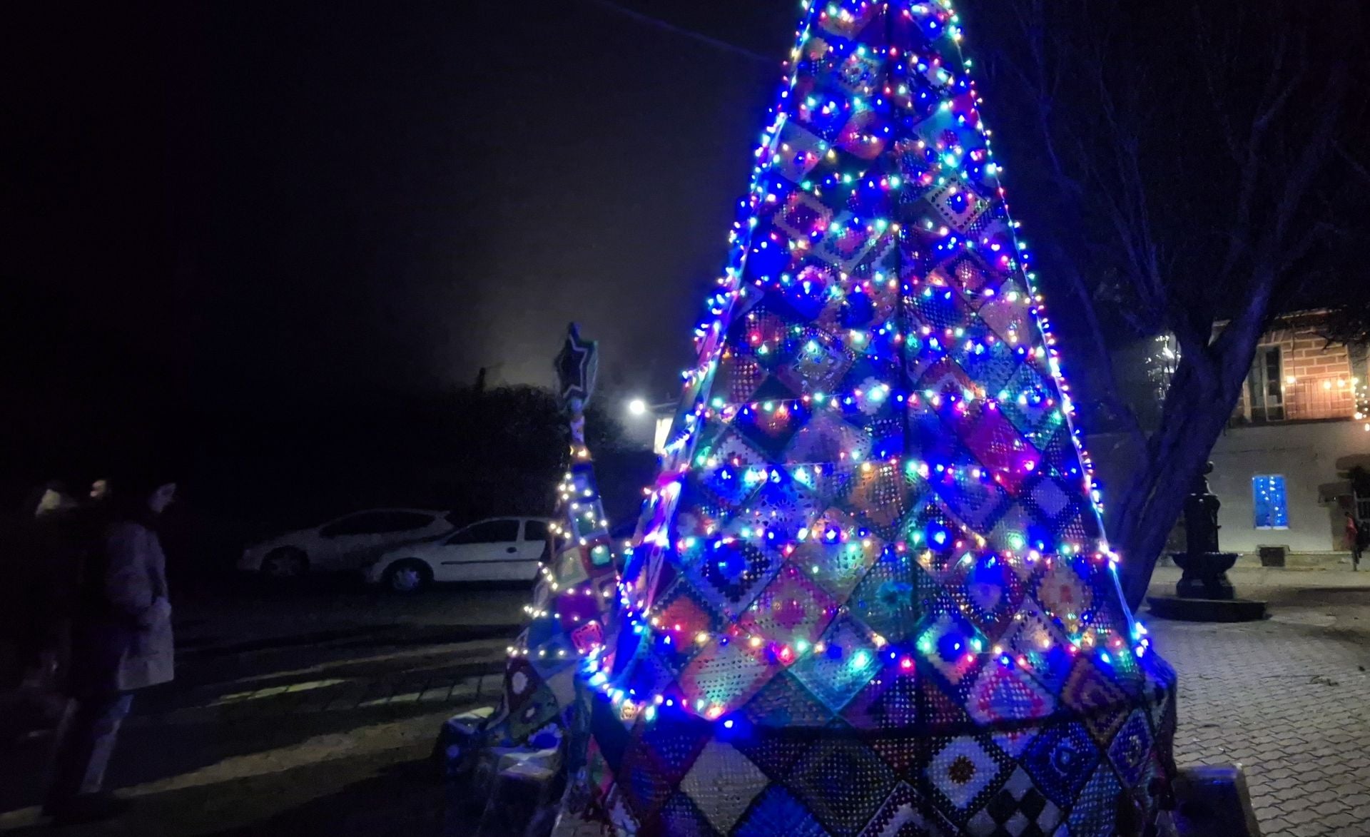 Así ha sido el encendido navideño de un árbol de ganchillo en Burgos