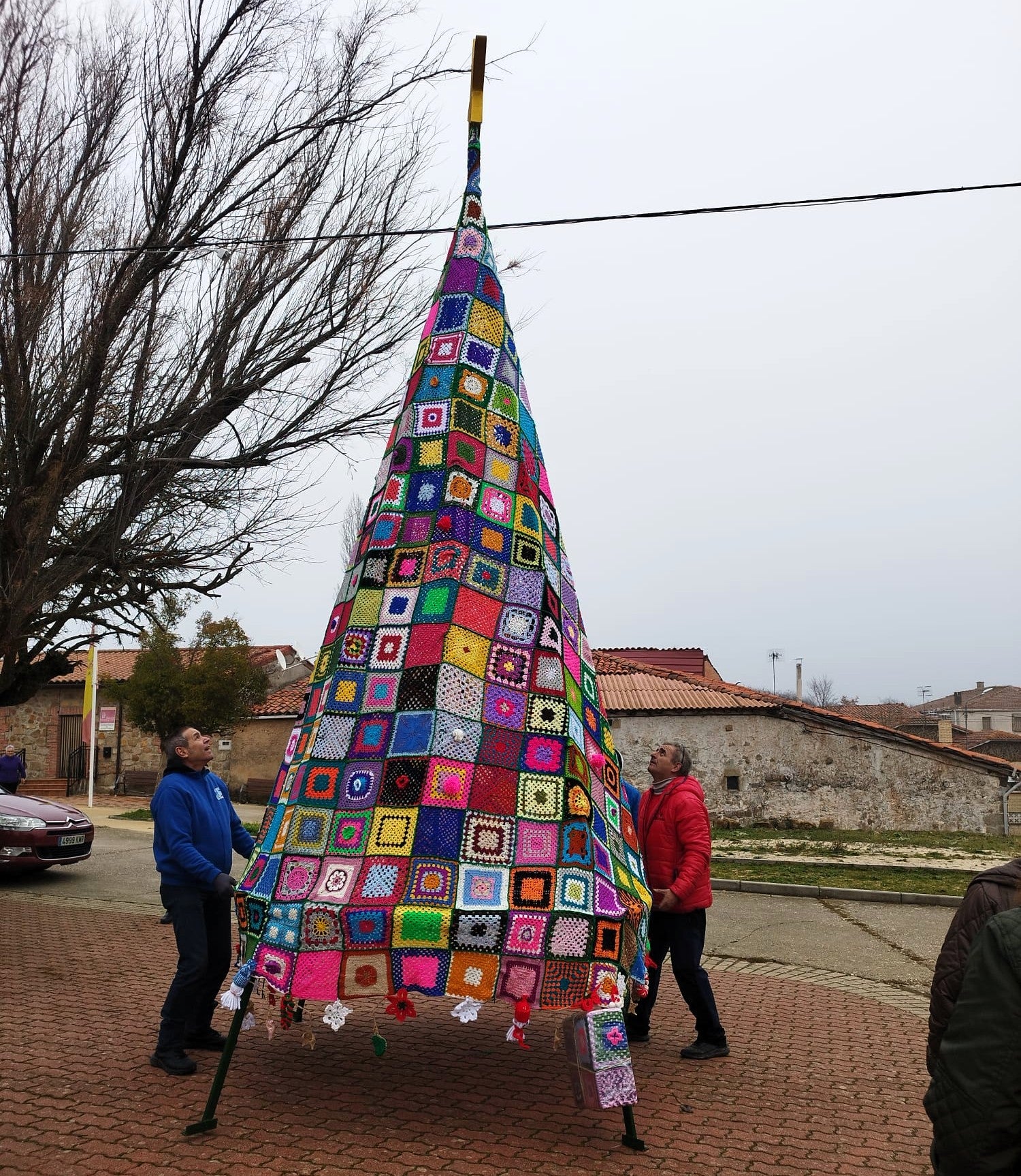 Así ha sido el encendido navideño de un árbol de ganchillo en Burgos