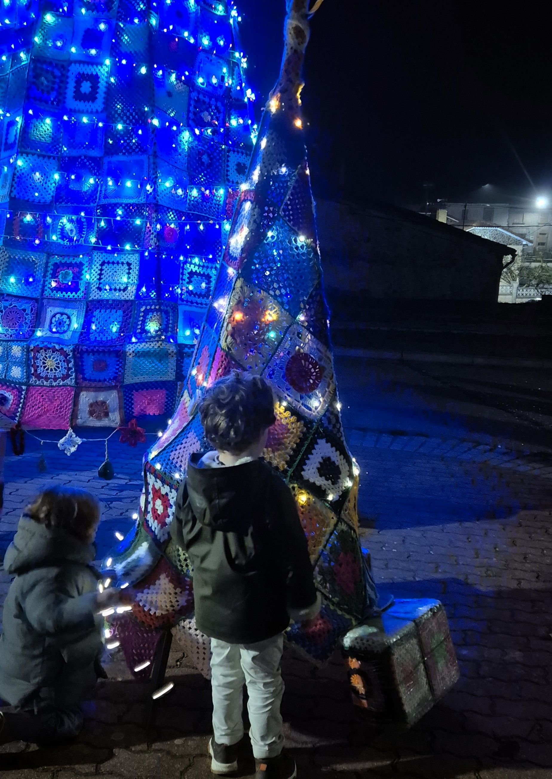 Así ha sido el encendido navideño de un árbol de ganchillo en Burgos