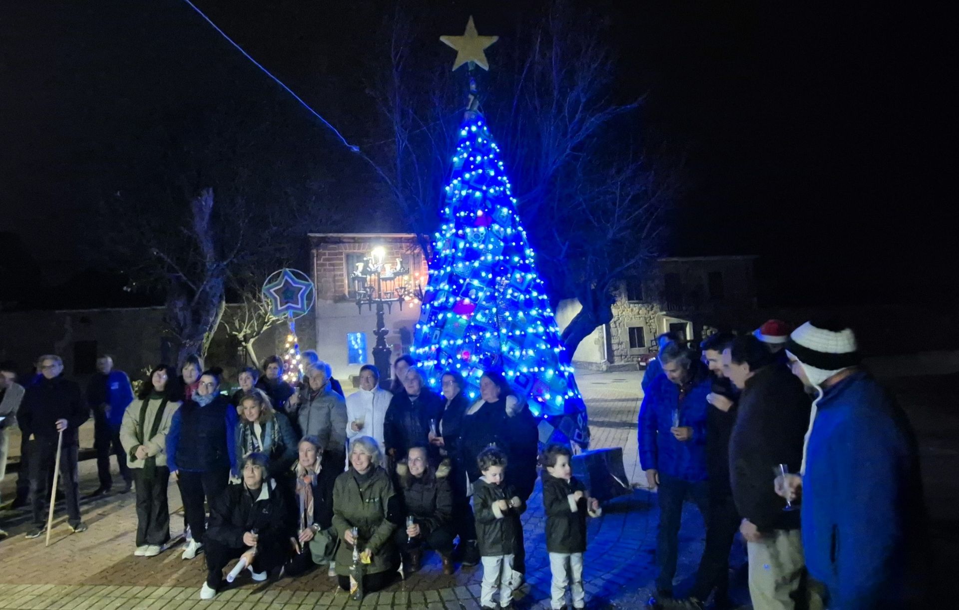 Así ha sido el encendido navideño de un árbol de ganchillo en Burgos