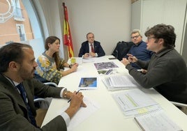 Imagen de la reunión entre concejales de Vox y representantes de la plataforma vecinal.