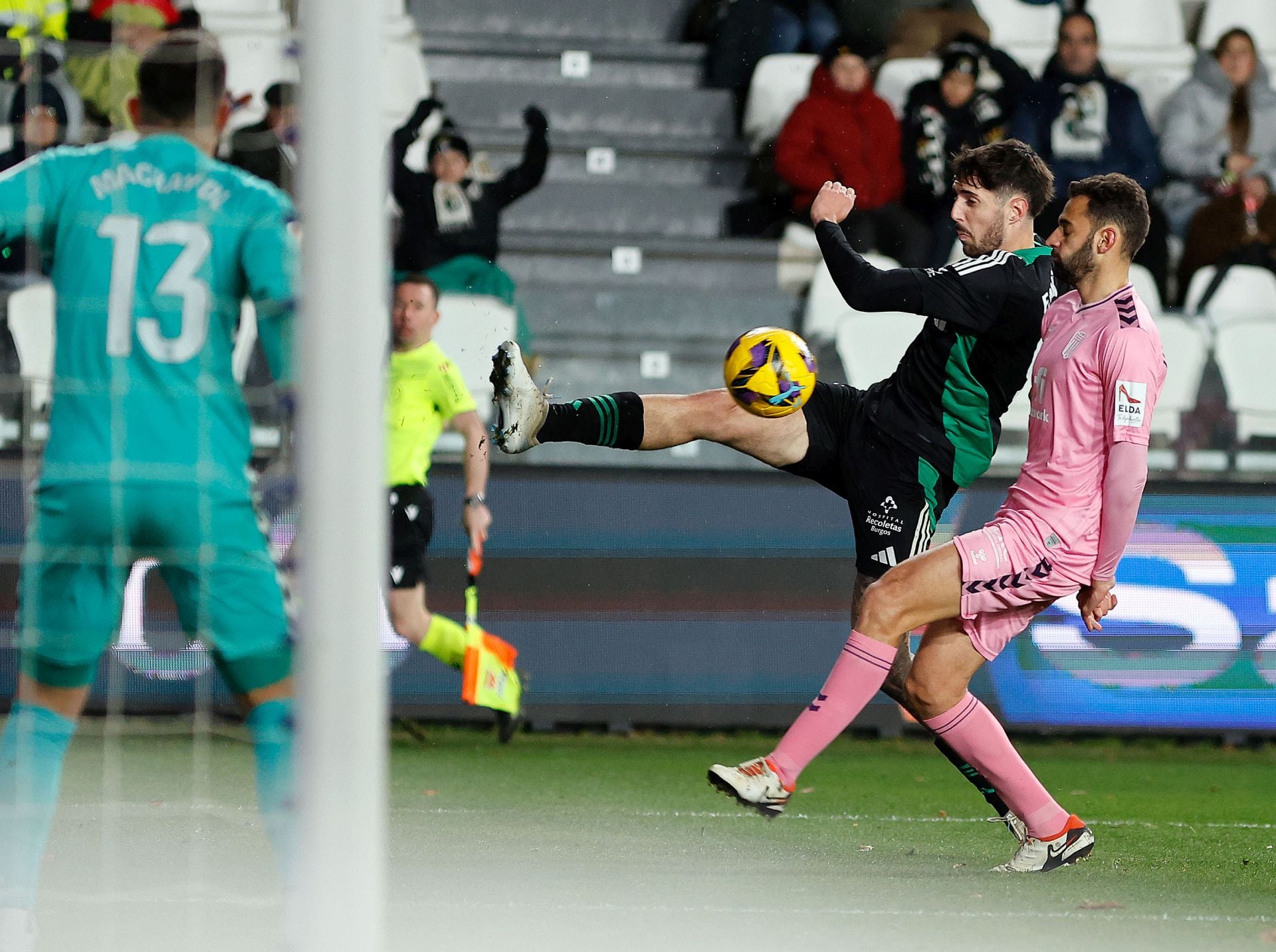 David López da tres puntos de oro al Burgos en el descuento