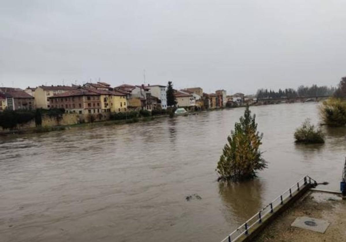 Imagen de archivo del río Ebro desbordado a su paso por Miranda.