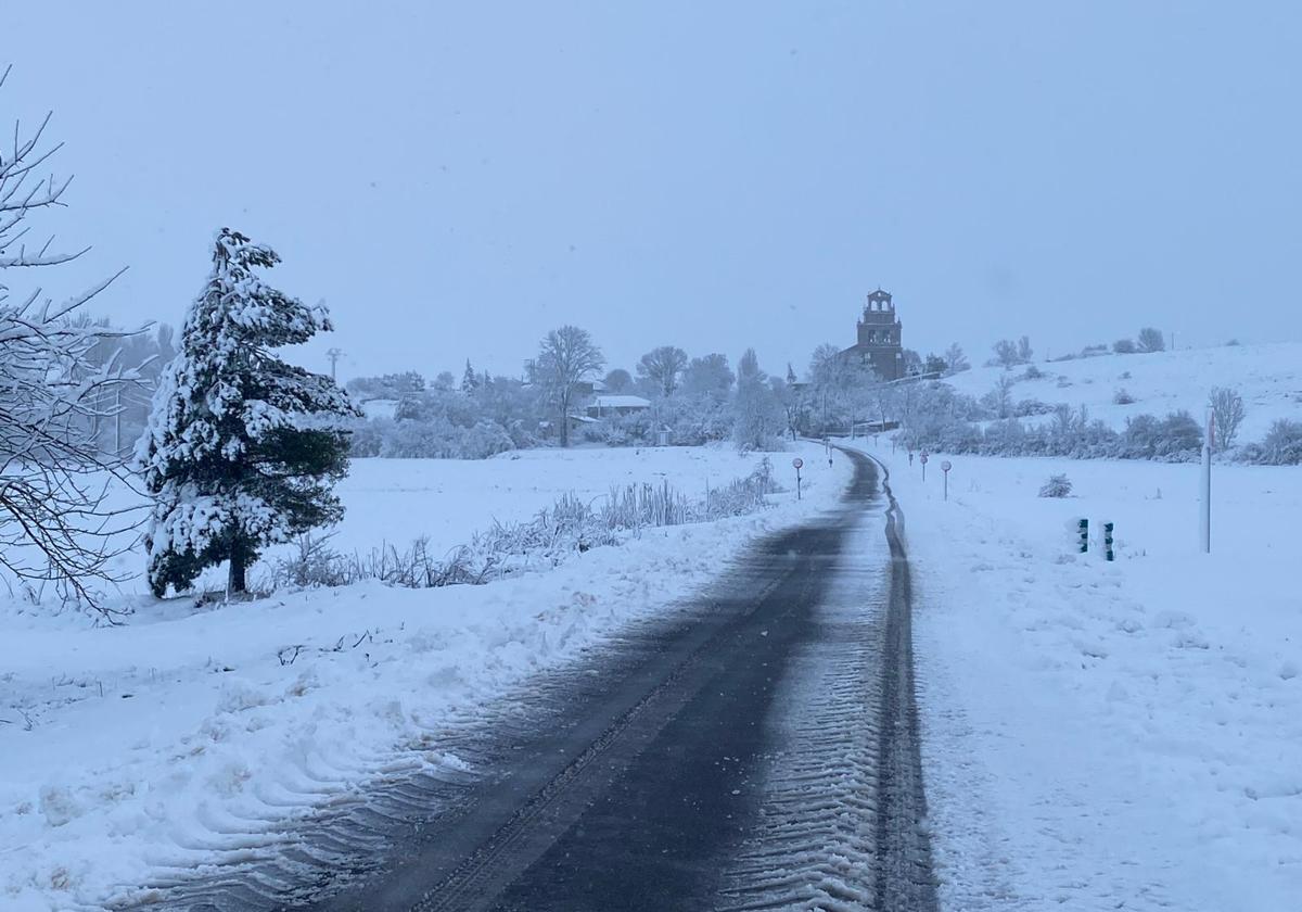 El Páramo de Masa se ha despertado con una buena nevada.