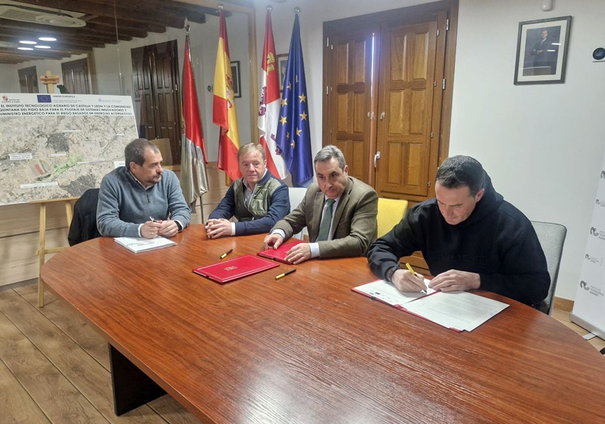 Firma del convenio entre el director general del Instituto Tecnológico Agrario de Castilla y León (ITACyL), Rafael Sáez, y el presidente de la Comunidad de Regantes de Quintana del Pidio, Vicente Carpintero.