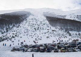 Aunque la estación de esquí Valle del Sol dejó de funcionar hace décadas, la zona sigue llenándose de gente cuando nieva.