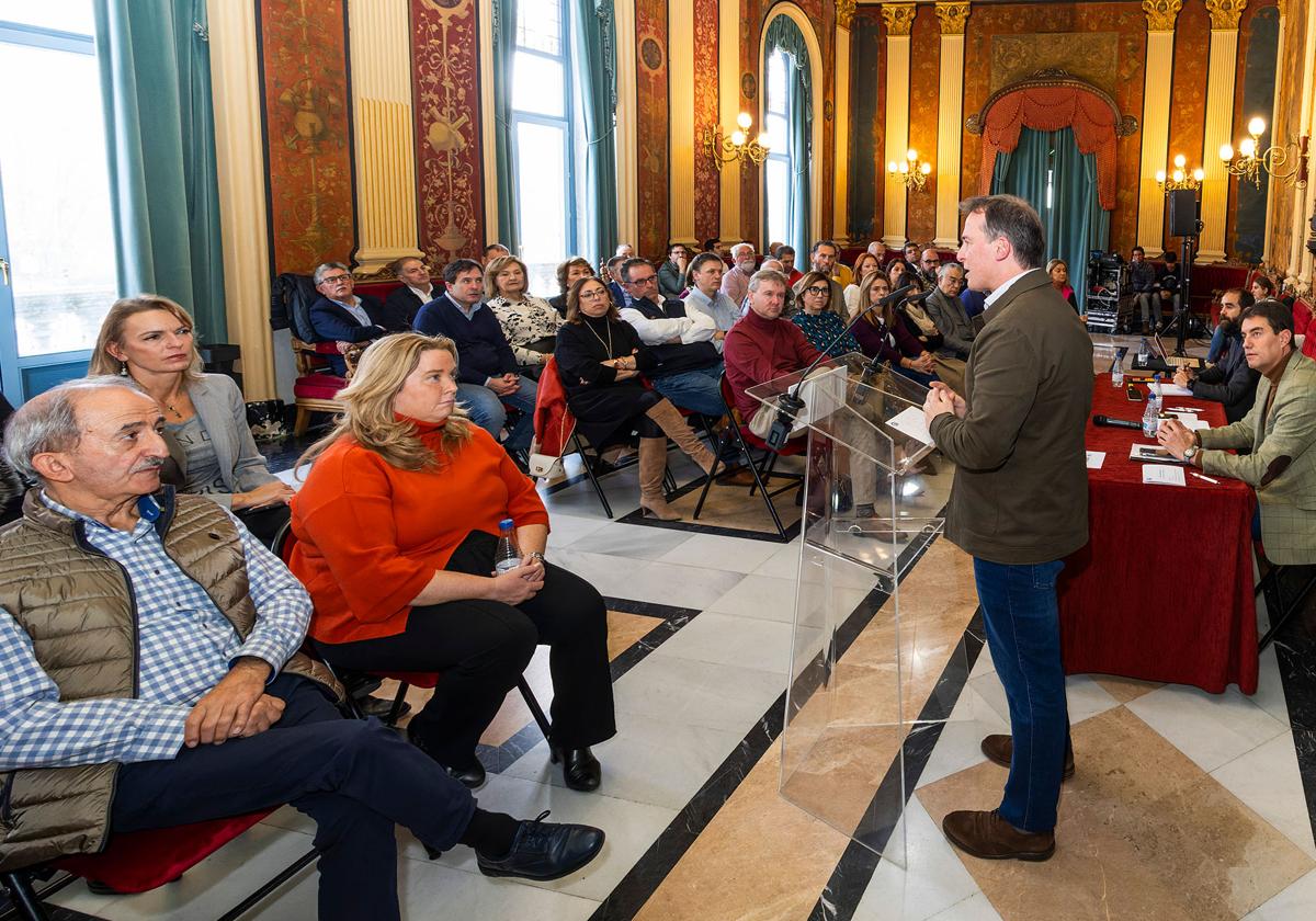 Borja Suárez, presidente del PP de Burgos, habla a los asistentes al Comité Ejecutivo del partido.