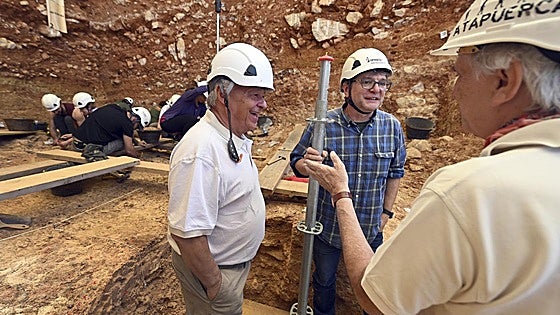 La Fundación Atapuerca recibirá la colección de libros y revistas de arqueología de Manuel Santonja
