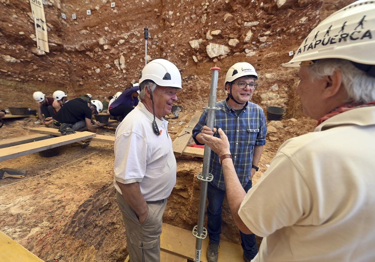 El consejero de Cultura, Gonzalo Santonja, de polo blanco de manga corta, visita los yacimientos de Atapuerca.