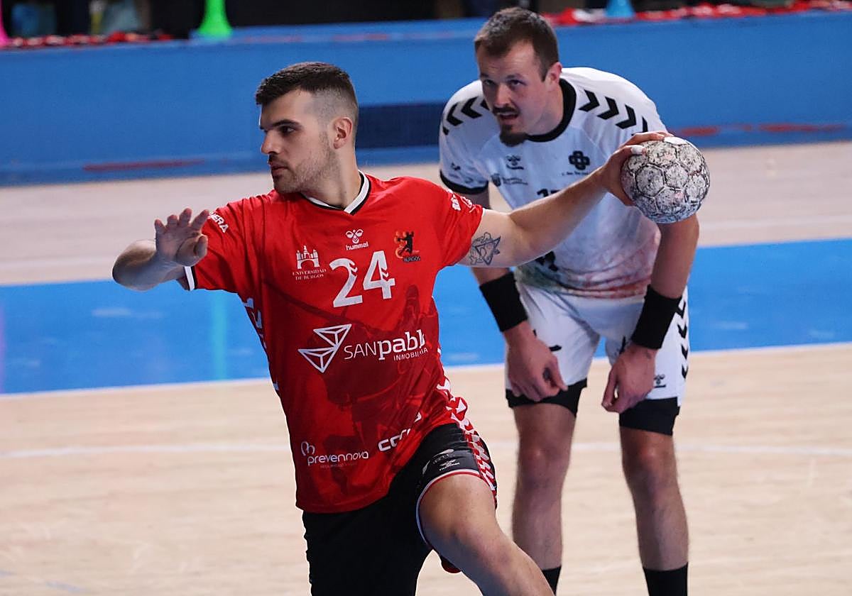 El jugador del UBU San Pablo, Jaime González, durante el partido.