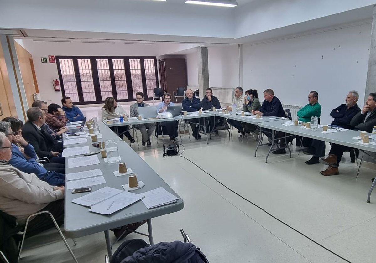 Primera reunión de organizaciones independientes con representación municial, celebrada en Rabé de las Calazadas.