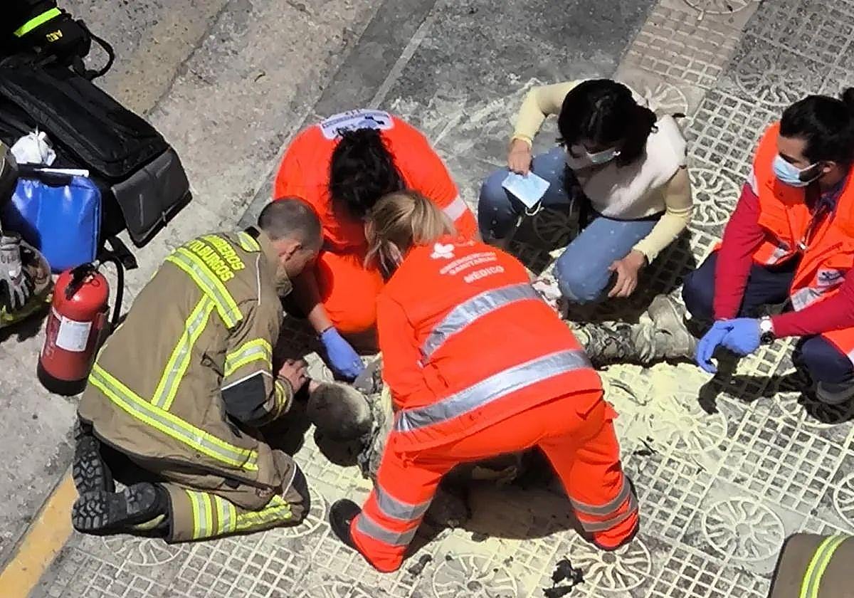 El hombre que se quemó a lo bonzo en Burgos atendido por el personal de emergencias.