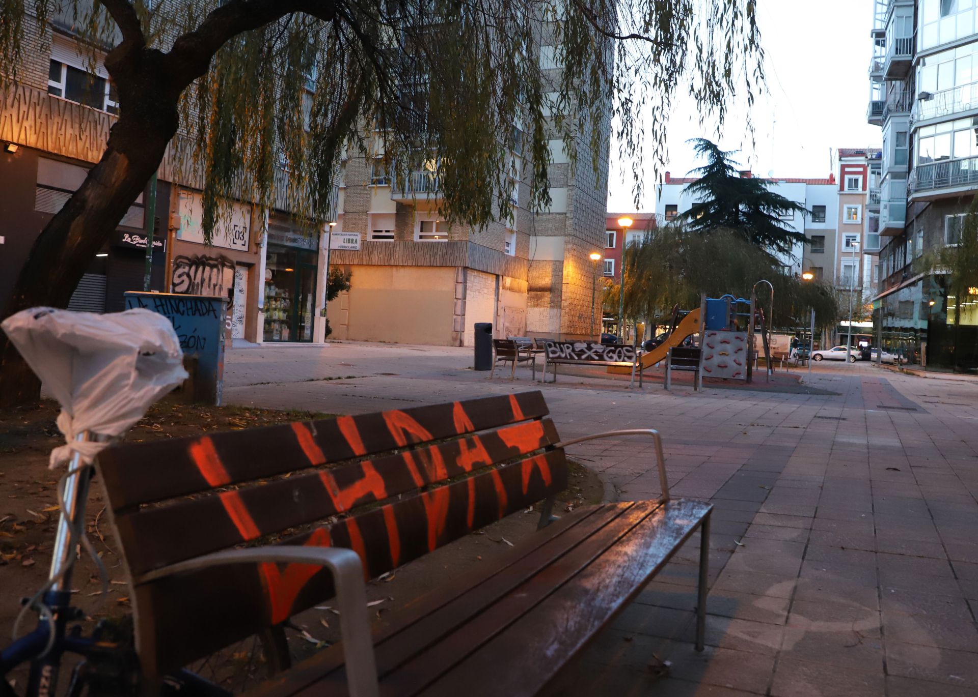 El descuidado aspecto de la plaza Santa Casilda, en imágenes