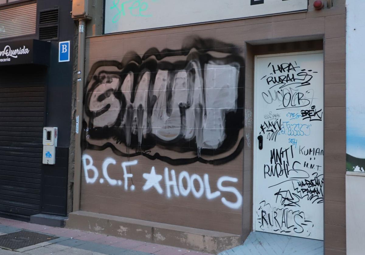 Suciedad en la plaza Santa Casilda de Burgos.