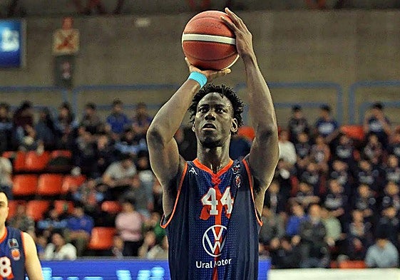 Abdou Thiam dispuesto a lanzar unos tiros libres.