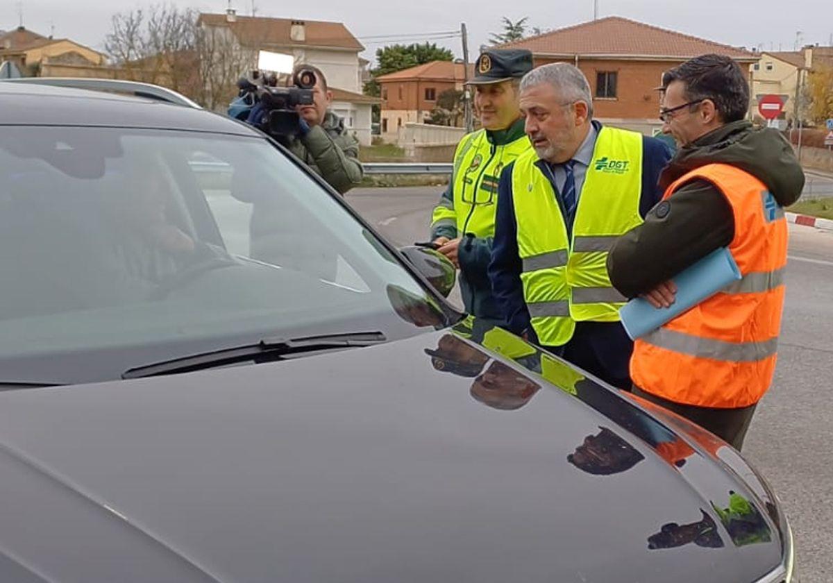 El propio subdelegado del Gobierno en Burgos, Pedro de la Fuente, informaba a los conductores de la próxima campaña de la DGT.