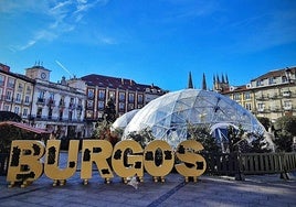 La plaza Mayor de Burgos adornada con los elementos navideños.