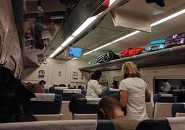 Imagen de pasajeros en un tren esperando a reanudar la marcha.