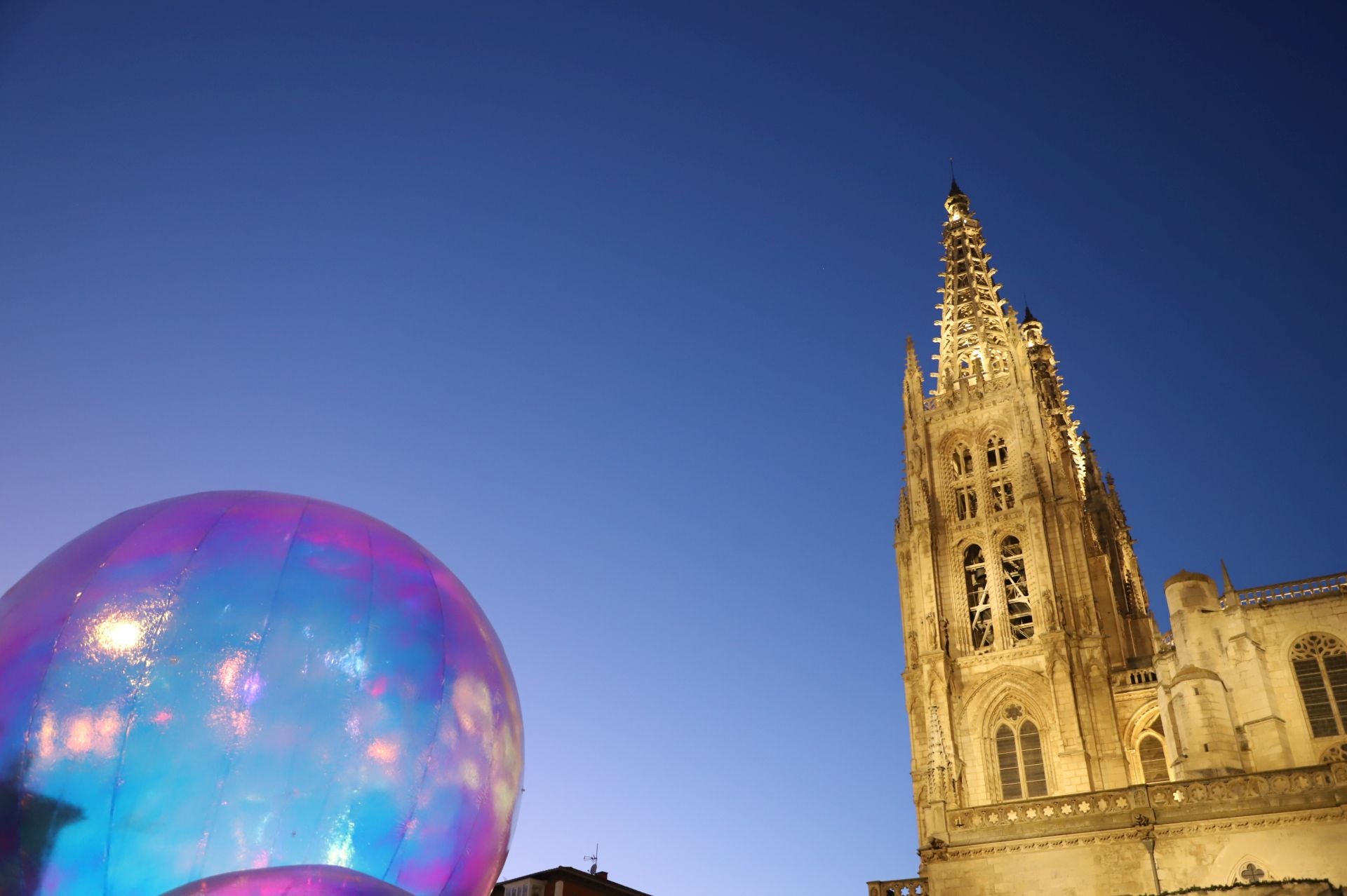 Así es el espectáculo navideño de burbujas gigantescas, luces y música de Burgos