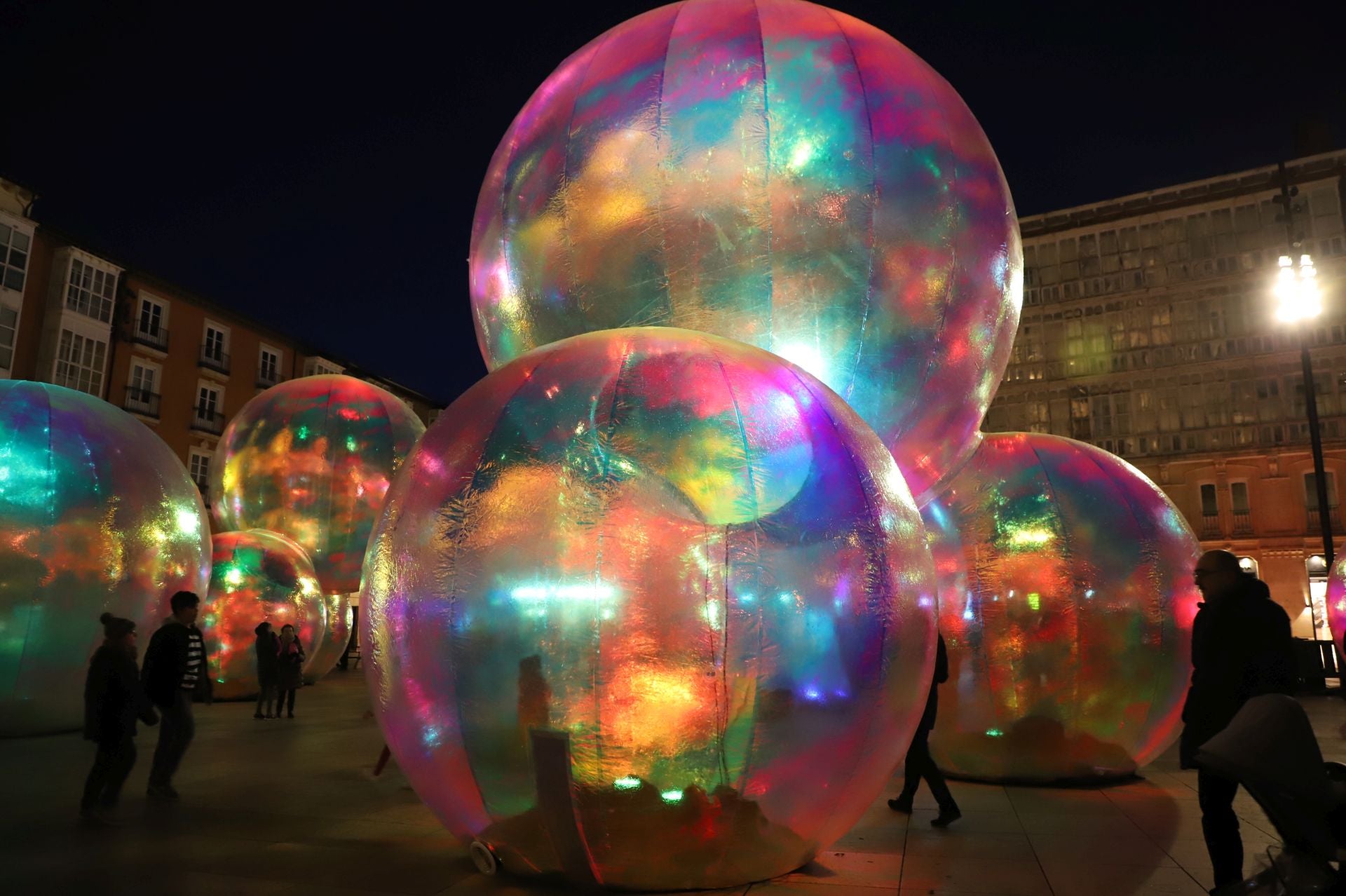 Así es el espectáculo navideño de burbujas gigantescas, luces y música de Burgos