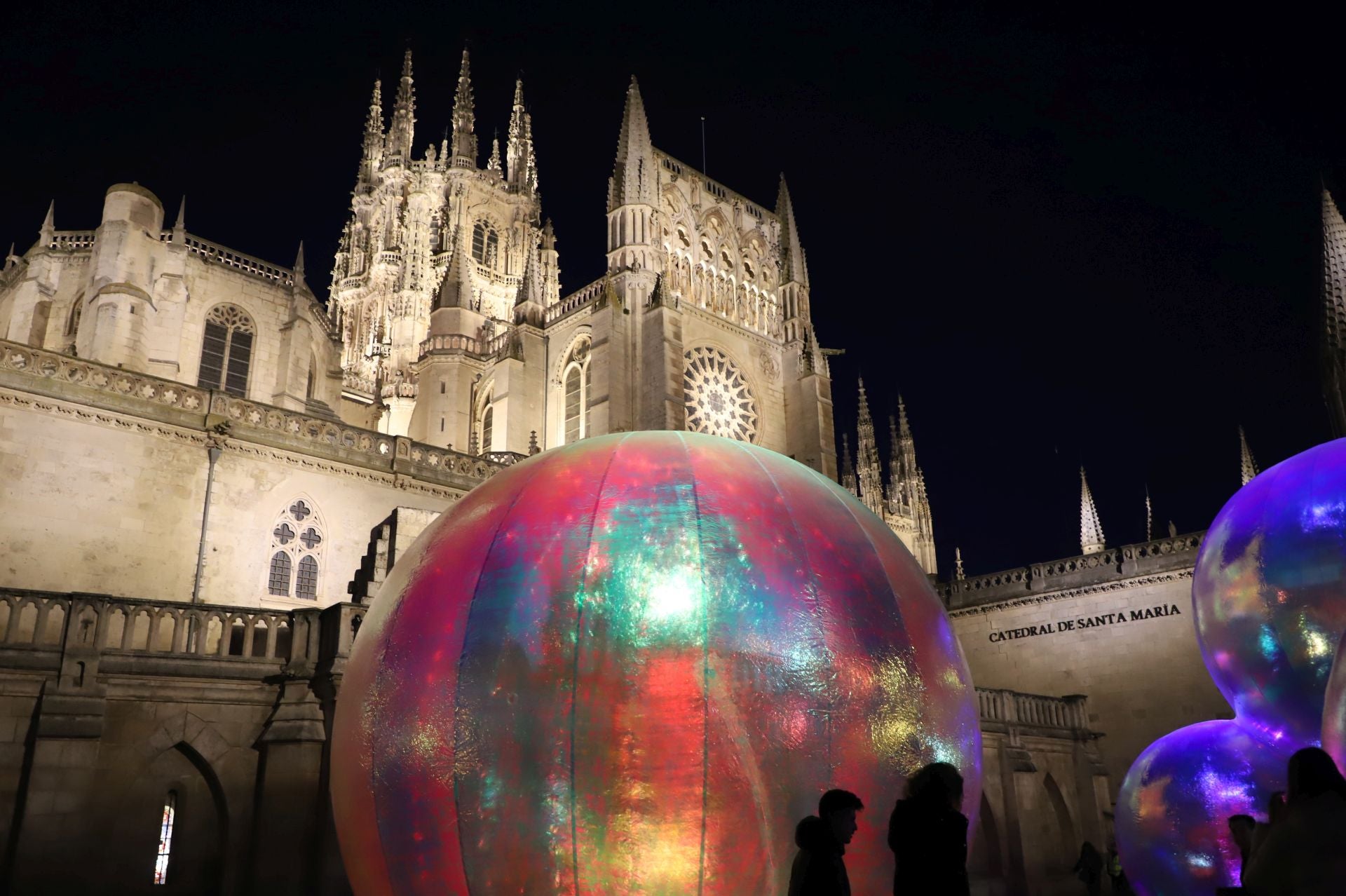 Así es el espectáculo navideño de burbujas gigantescas, luces y música de Burgos