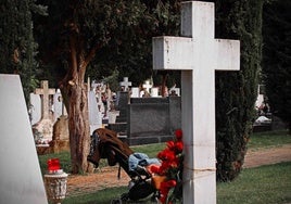 Imagen de archivo del cementerio de Burgos, con una cruz en primer plano.