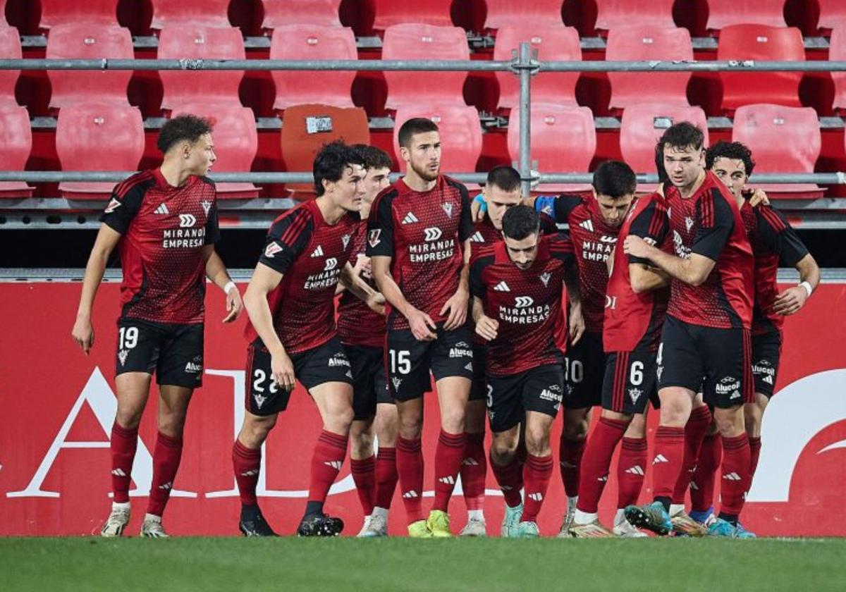 El Mirandés celebra el gol.