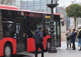 Imagen de una parada de autobús urbano de Burgos.