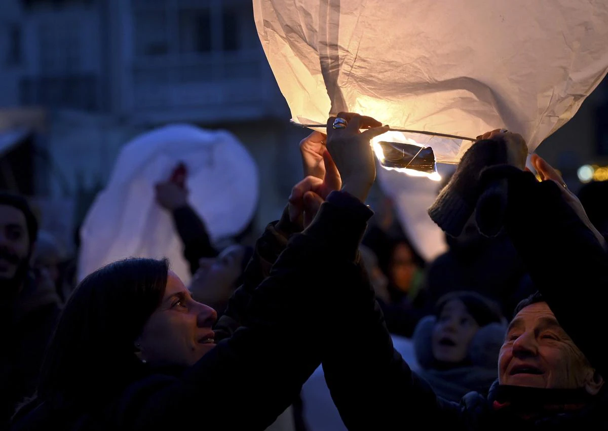 Imagen secundaria 1 - Suelta de farolillos solidarios en Burgos.