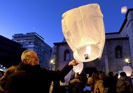 Suelta de farolillos solidarios en Burgos.